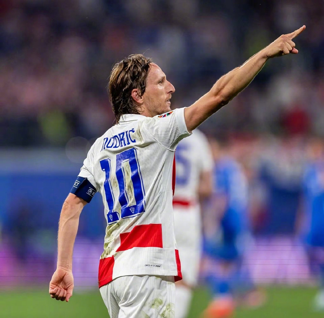 鲁尼：萨拉赫在摧毁自己在利物浦的传奇地位，做法完全错误